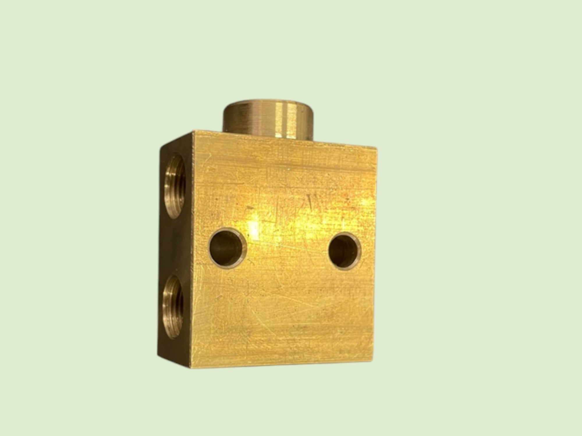 Messing verdeler op de linker langsbalk Unimog 2010/401/411 - Remverdeler110615u photoroom - 10615U